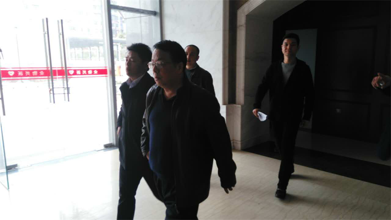 集团公司总司理万先逵、副总司理周志宏一行亲临利民佳苑小区现场指导事情_尊时凯龙