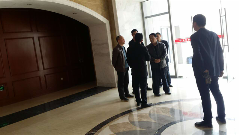 集团公司总司理万先逵、副总司理周志宏一行亲临利民佳苑小区现场指导事情_尊时凯龙