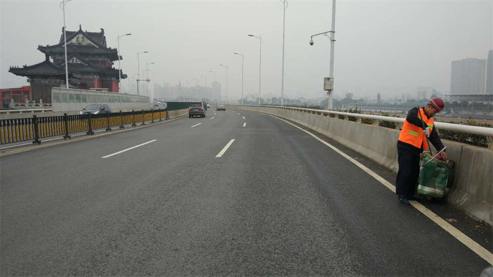 环卫工人紧迫清扫路面_尊时凯龙