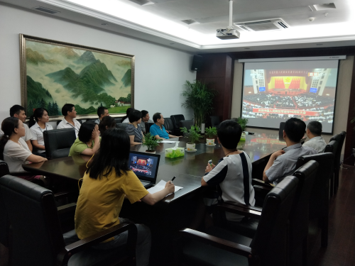 置业公司组织员工收看建军90周年大会_尊时凯龙