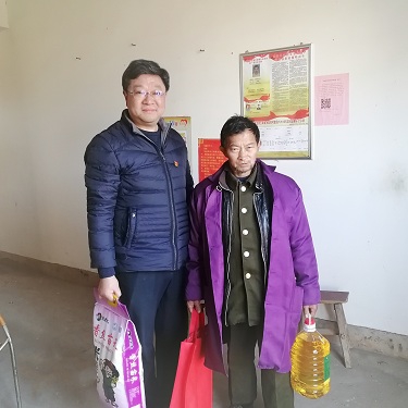 严冬心系贫困户   扶贫慰问暖人心_尊时凯龙