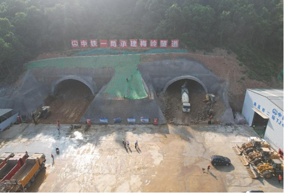 西二环高速项目梅岭隧道工程提前掘进_尊时凯龙