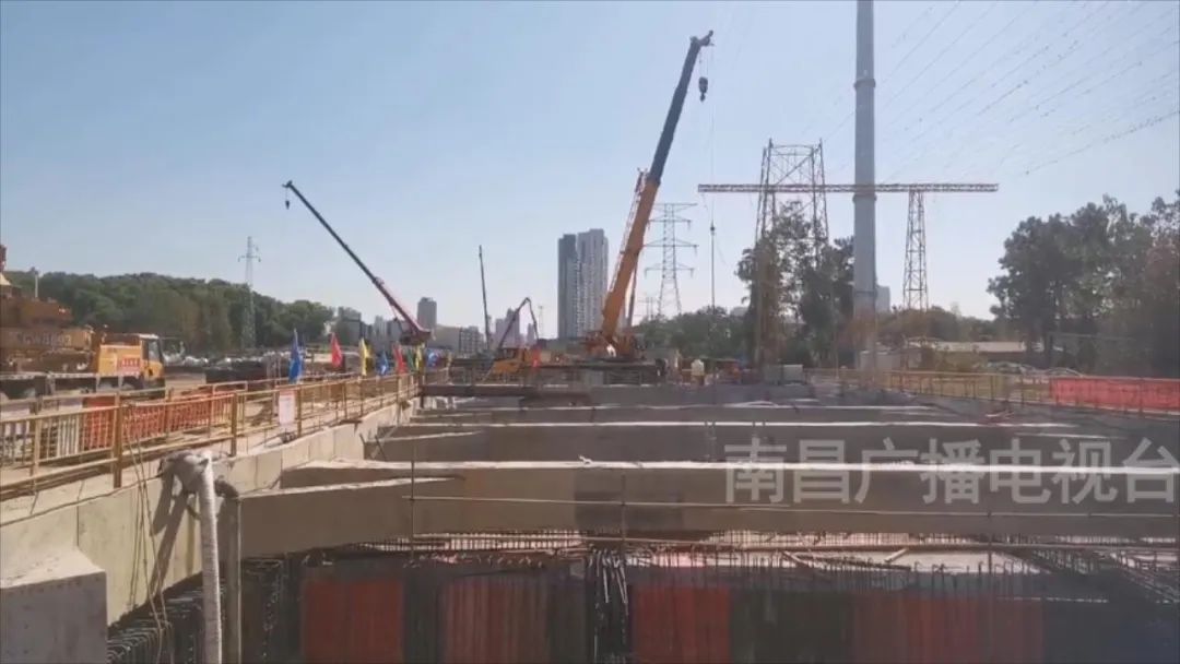 国庆假期不歇工 丹霞大道节点性工程稳步推进_尊时凯龙