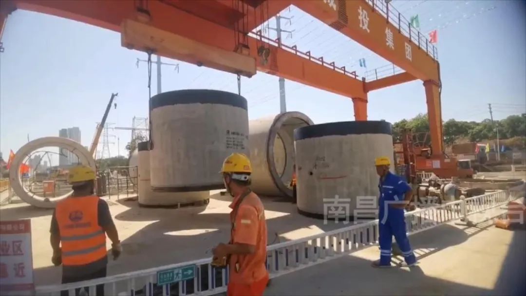 国庆假期不歇工 丹霞大道节点性工程稳步推进_尊时凯龙