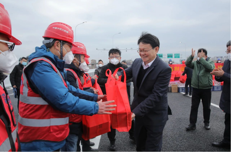 市长万广明走访慰问重大重点项目建设者_尊时凯龙