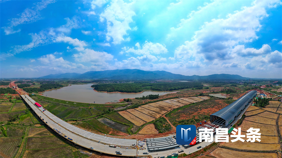 抢抓进度建设者们坚守一线为项目按下“加速键”_尊时凯龙