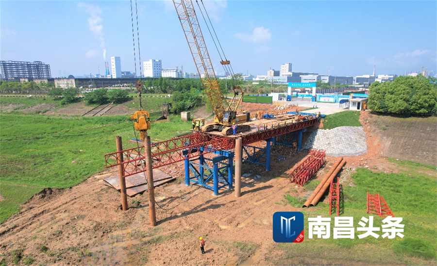 抢抓进度建设者们坚守一线为项目按下“加速键”_尊时凯龙