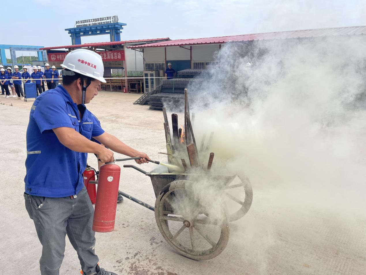 消防演练鸣警钟 清静防线不放松 ——科立异城项目开展“清静生产月”消防应急清静演练_尊时凯龙