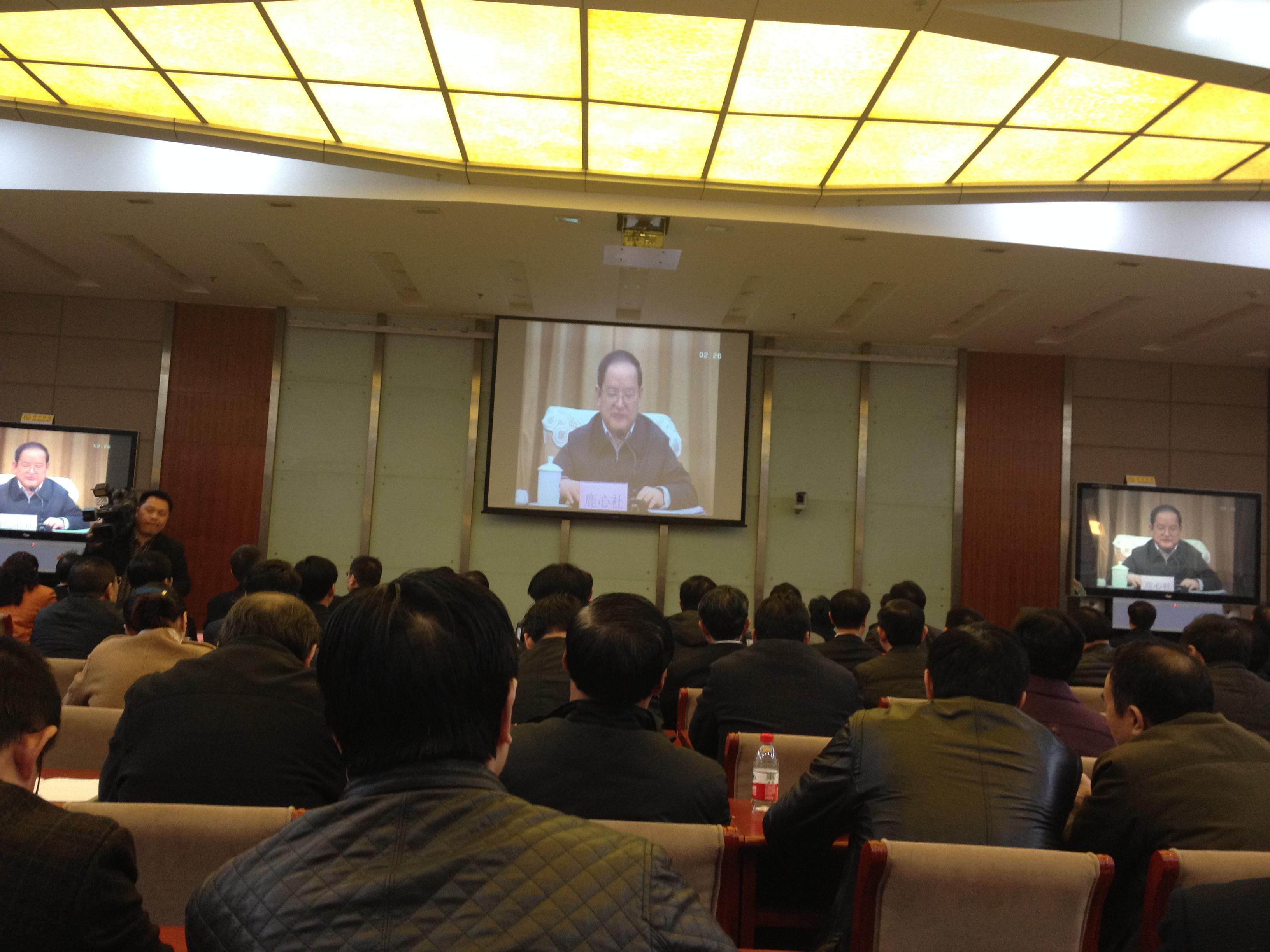 我市组织收听收看全省党的群众蹊径教育实践活动 第一批总结暨第二批安排聚会实况