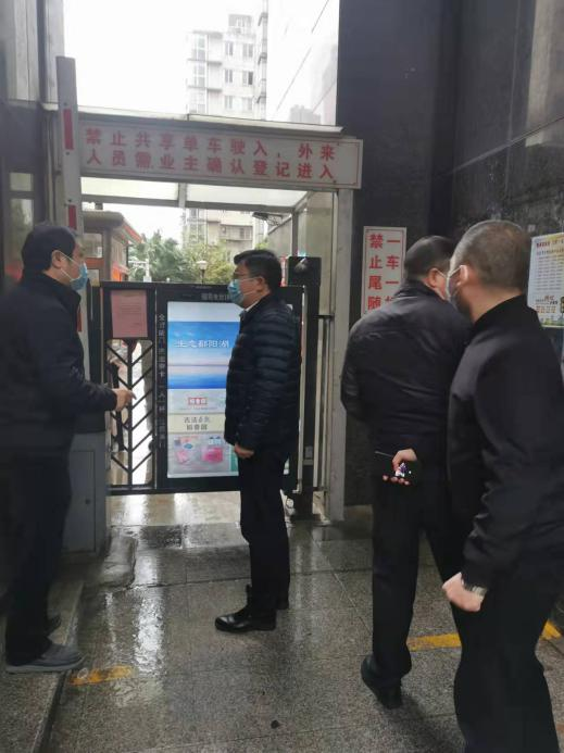 章勇赴新兴物业所辖小区现场督导疫情防控事情